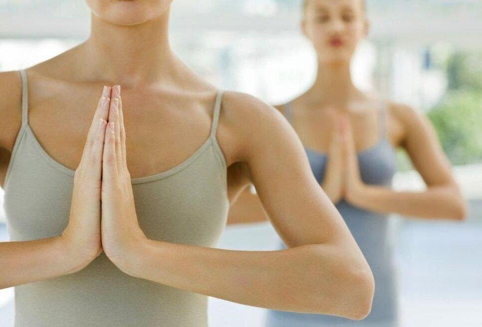Les filles font du yoga pour perdre du poids