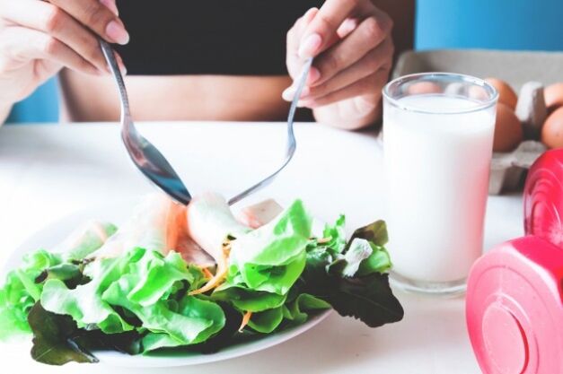 Salade et yaourt en verre