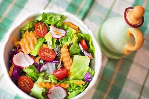 Salade de légumes au régime céto